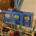 「藍茅」的禮盒和酒標都以藍色為主，禮盒上的圖案是金桂葉，紀錄著茅台酒在80年代獲得法國巴黎國際美食及旅遊委員會頒發的「金桂葉獎」。