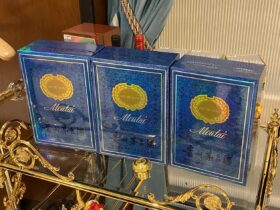 「藍茅」的禮盒和酒標都以藍色為主，禮盒上的圖案是金桂葉，紀錄著茅台酒在80年代獲得法國巴黎國際美食及旅遊委員會頒發的「金桂葉獎」。