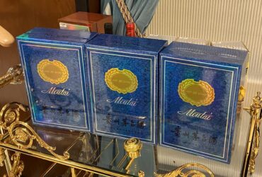 「藍茅」的禮盒和酒標都以藍色為主，禮盒上的圖案是金桂葉，紀錄著茅台酒在80年代獲得法國巴黎國際美食及旅遊委員會頒發的「金桂葉獎」。