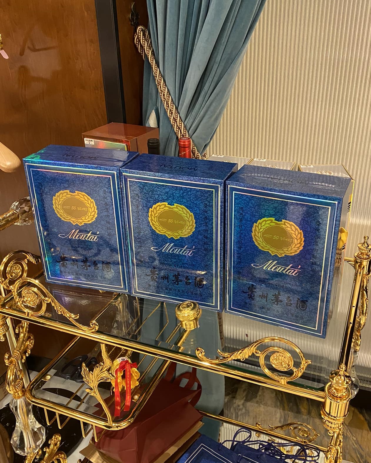 「藍茅」的禮盒和酒標都以藍色為主,禮盒上的圖案是金桂葉,紀錄著茅台酒在80年代獲得法國巴黎國際美食及旅遊委員會頒發的「金桂葉獎」。